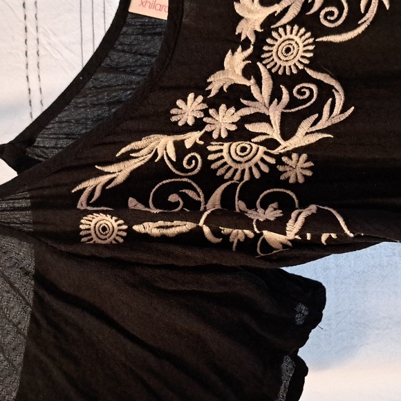 Xhilaration xs black and white embroidered top open shoulder cold shoulder top - Picture 4 of 4
